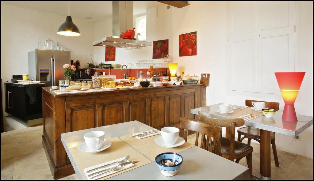 La Maison Rouge D'Uzes B&B Exterior photo