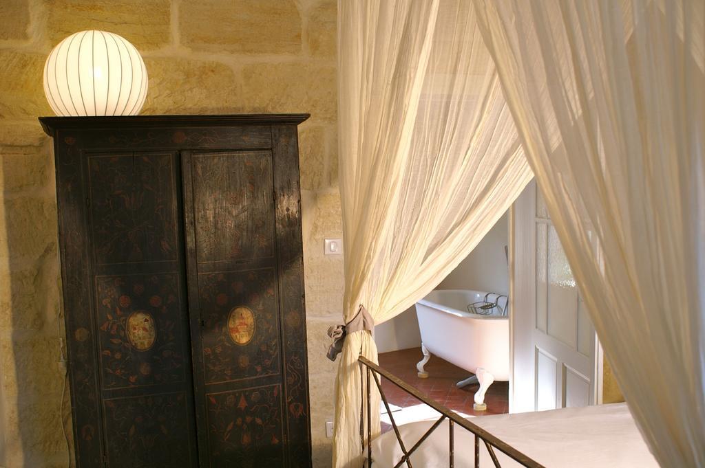 La Maison Rouge D'Uzes B&B Exterior photo