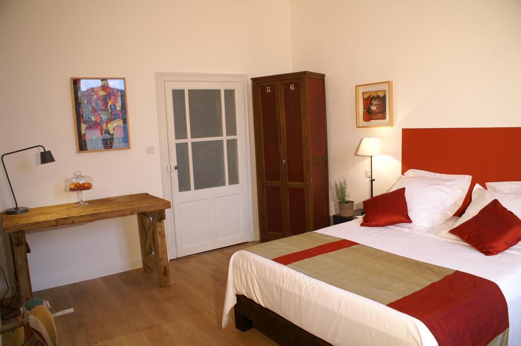 La Maison Rouge D'Uzes B&B Exterior photo